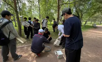 Установка скворечников для птиц в парке Жетысу в Есиле