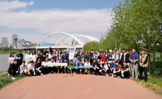 Участие более 100 молодых людей в экозащитной акции на набережной Есиля способствует улучшению экологической ситуации в Астане