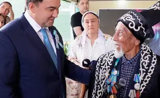Поддержка ветеранов: Нуралхан Кушеров поздравил 100-летнего Ахмаджана Анартаева с Днем Победы