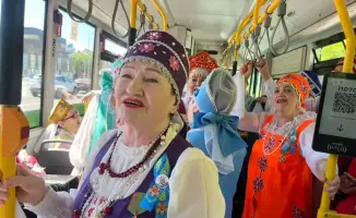 Музыкальный перформанс в автобусах Астаны ко Дню Победы