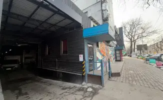 В Алматы начался снос незаконной пристройки к жилому дому по решению суда