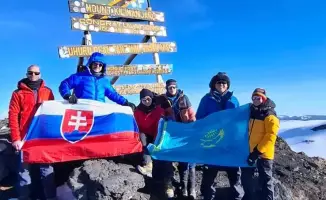 Актюбинский журналист Марат Танкаев поднялся на пик Ухуру Килиманджаро в память о своем отце и в честь Дня города Актобе