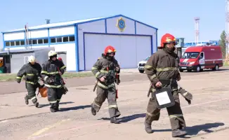 Тушение лесного пожара спасателями МЧС с применением авиации в Павлодарской области