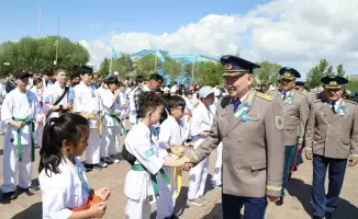 Цветы к монументу «Отан Ана» в Алматы