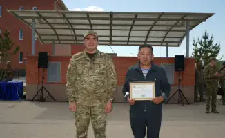 Министр Чингис Аринов обсудил модернизацию военной части в Акколе с срочниками