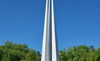 Павлодарцы почтили память героев войны в Парке Победы