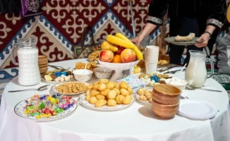 В Казахстане продолжаются общественные дискуссии о потреблении алкоголя, где мнения разделяются. Некоторые выступают за более строгие меры регулирования, в то время как другие подчеркивают культурные аспекты и традиции, связанные с алкоголем.