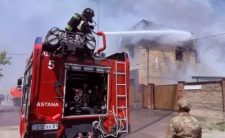 Пожар в Сарыарке: клубы черного дыма окутали двухэтажное здание