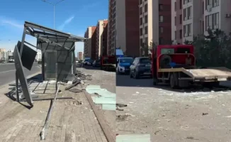 Эвакуатор врезался в остановку на улице Айтматова в Астане: кадры с места происшествия