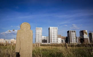 Старые мусульманские родовые кладбища на фоне новых жилых комплексов: неожиданное соседство для новосёлов Астаны
