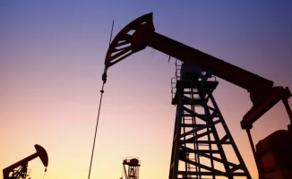 Рекордное сокращение мировых запасов нефти: последствия для цен и глобальной экономики на фоне конфликта на Ближнем Востоке