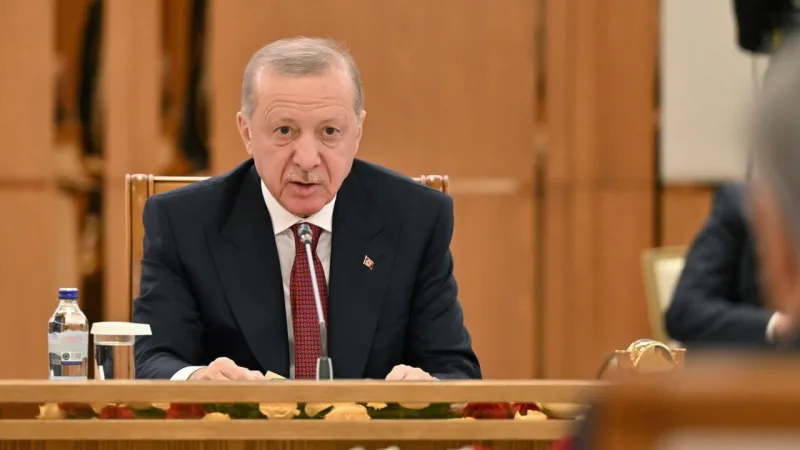 Президент Турции Реджеп Тайип Эрдоган заявил о укреплении турецко-казахских отношений во всех сферах в рамках расширенного стратегического партнерства, обсуждая результаты переговоров в Астане. Он подчеркнул важность товарооборота и энергетического сотруд Астане