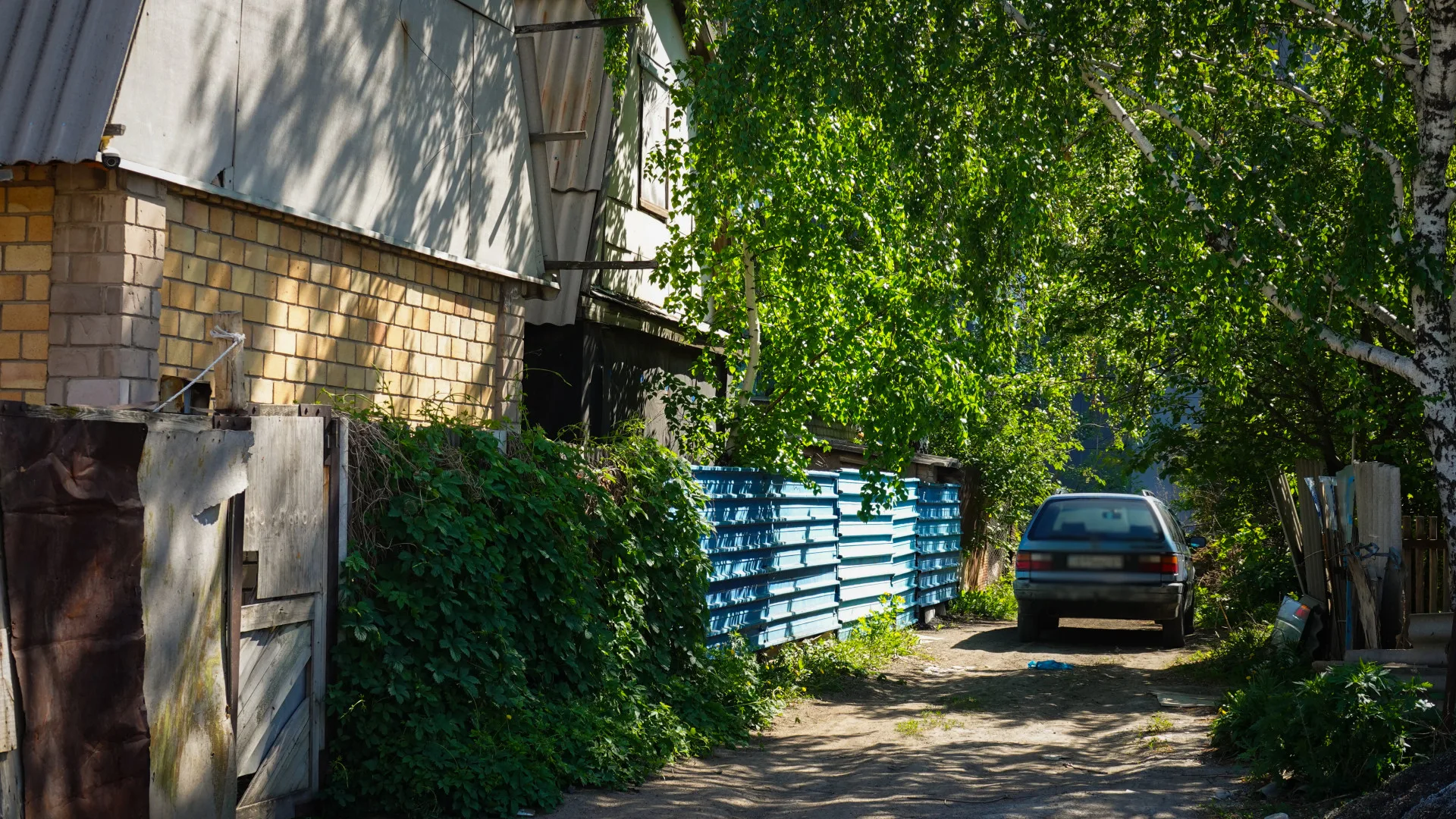 на месте будущей аллеи Мынжылдык всё ещё стоят дачные домики
