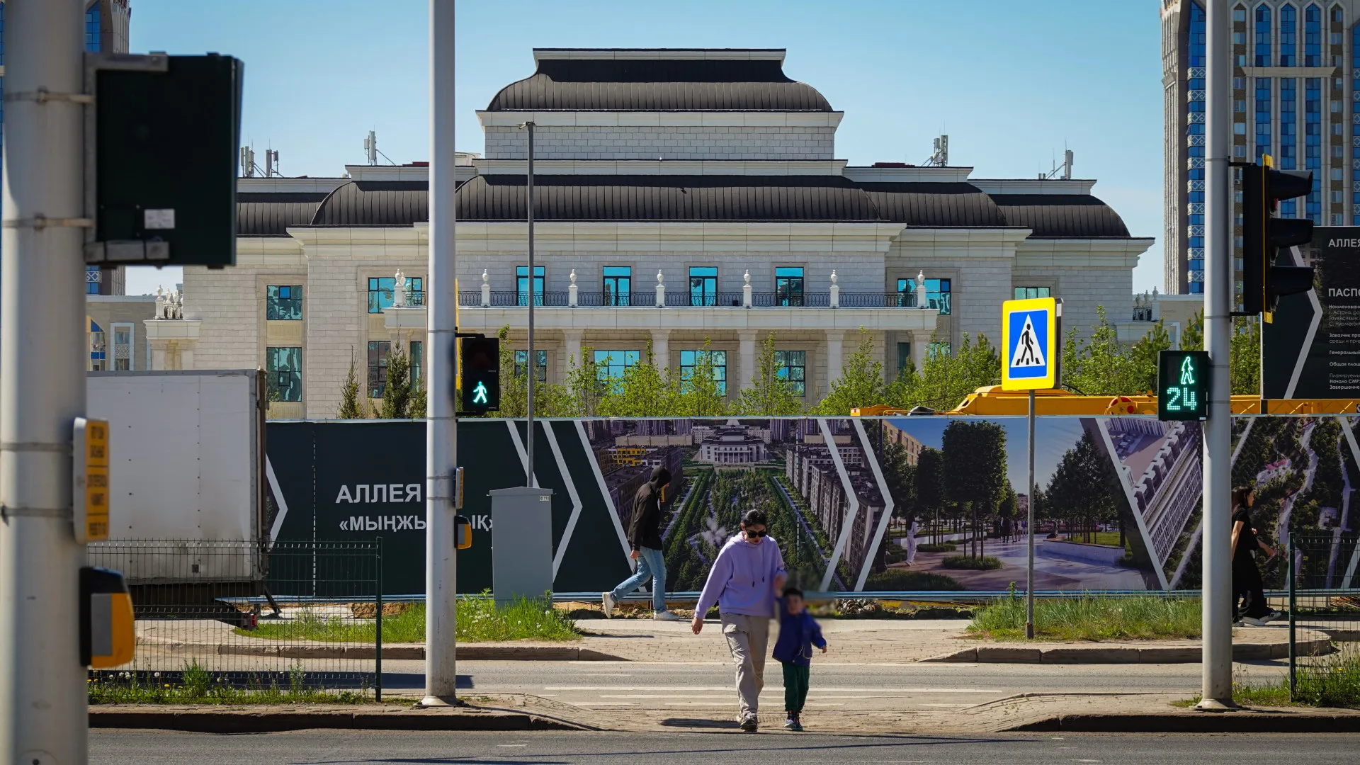 Строительство аллеи рядом с театром