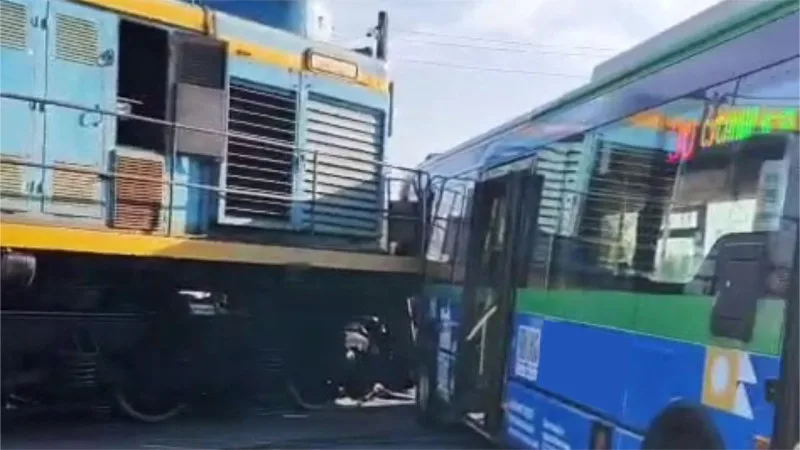 Столкновение автобуса с поездом в Астане: ДТП на железнодорожном переезде в районе Лесозавода Астане