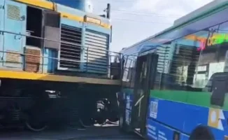 Столкновение автобуса с поездом в Астане: ДТП на железнодорожном переезде в районе Лесозавода