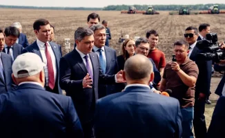 Премьер-министр Олжас Бектенов пригрозил крупным аграриям изъятием земель в случае отсутствия круглогодичной занятости на предприятиях.