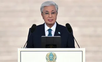 Президент Казахстана Касым-Жомарт Токаев поднимает Государственный флаг, подчеркивая три столпа казахстанской государственности