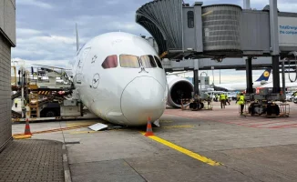 В аэропорту Франкфурта у Boeing 787 сложилась носовая стойка перед вылетом