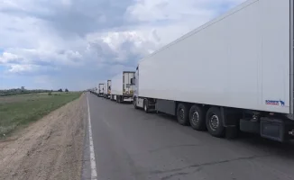 Грузовики в ожидании: многокилометровая пробка на границе Казахстана и России — жара, драки и хлеб по 500 тенге