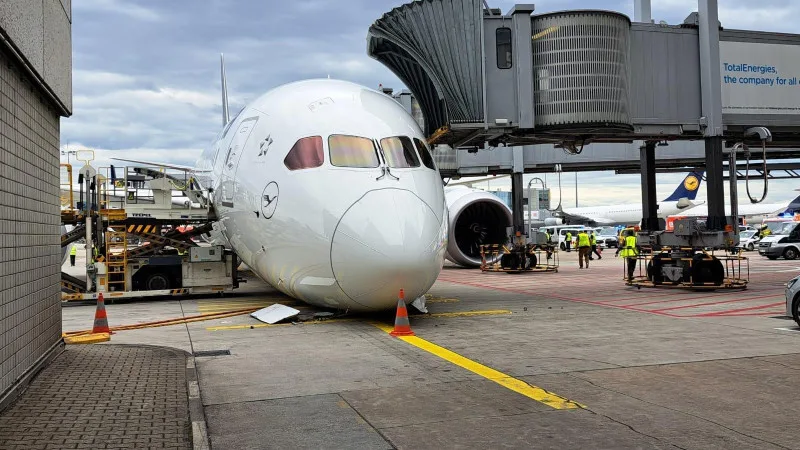 В аэропорту Франкфурта у Boeing 787 сложилась носовая стойка перед вылетом Астане