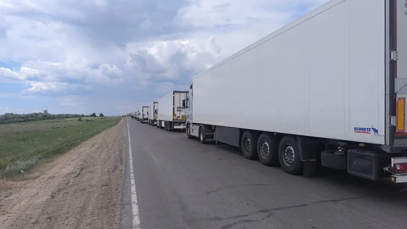 Грузовики в ожидании: многокилометровая пробка на границе Казахстана и России — жара, драки и хлеб по 500 тенге Астане